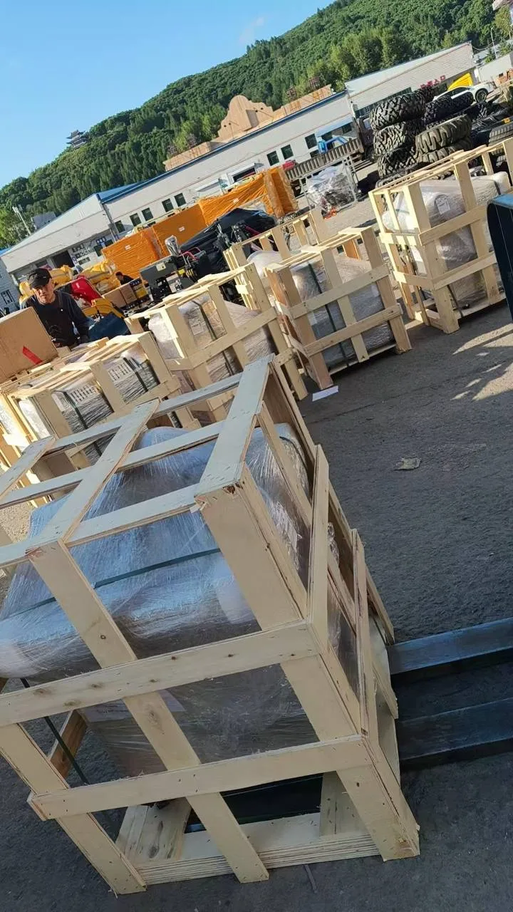 Оборудование в деревянных обрешётках на складе приёмки в Китае перед отправкой